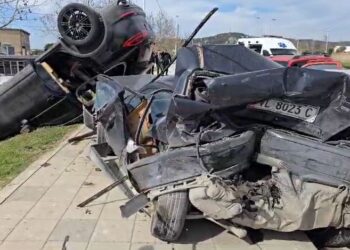 Porsche ‘fluturon’ nga rruga, aksidenton 5 makina të tjera! Njëra përmbyset, tjetra shkatërrohet plotësisht (FOTO)