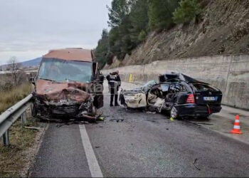 Furgoni përplaset me makinën në Elbasan, dy të vdekur dhe pesë të plagosur