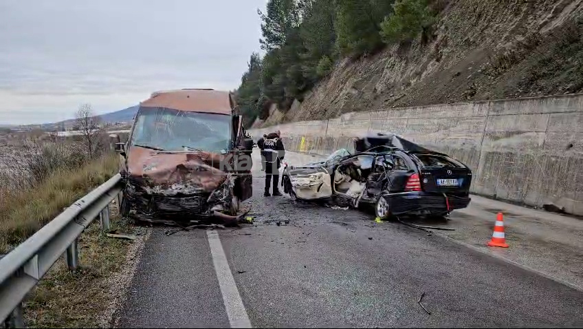 Furgoni përplaset me makinën në Elbasan, dy të vdekur dhe pesë të plagosur