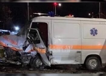 VIDEO/ Ambulanca përplaset me makinën në Tiranë, raportohet për disa të plagosur