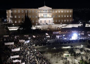 Kuvendi diskuton mocion mosbesimi për qeverinë e Mitsotakis, protestuesit mbushin sheshin “Sintagma” në Athinë