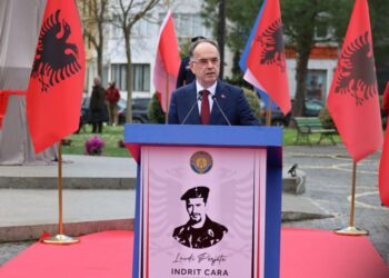 Begaj përkujton “Dëshmorin e Kombit” Indrit Cara, përurohet monumenti i tij