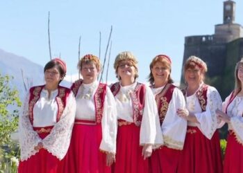 Turistët belgë festojnë ditëlindjen në Gjirokastër me kostume tradicionale