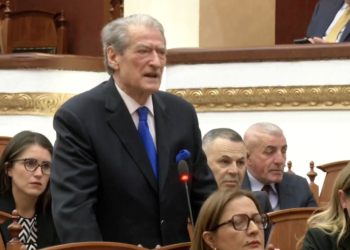 Kuvendi nderoi me një minutë heshtje ish-deputetin Harasani, Berisha: Kërkoni falje që përzutë, Spiropali: Mos e ktheni në debat cinik