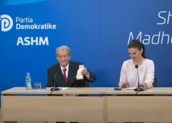 Berisha i përgjigjet Ramës, nxjerr bufin e bardhë në tavolinë: Ta dini ju çfarë simbolizon ky…