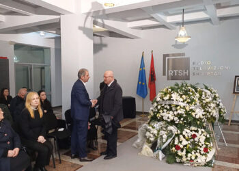 Lamtumirë Saimir Demi! Gazetari përcillet për në banesën e fundit