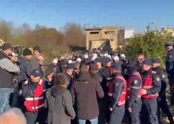 Banorët e Tragjasit në protestë për ujin, përplasje me policinë pas aksionit të IKMT