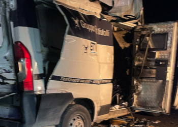 Si në filma! Me kallashnikov dhe eksploziv, banditët grabisin miliona euro nga 2 furgonë të blinduar në Itali