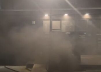 Detaje nga zjarri në parkingun e një pallati në Tiranë, digjet makina elektrike dhe një motor. Dyshimet e para