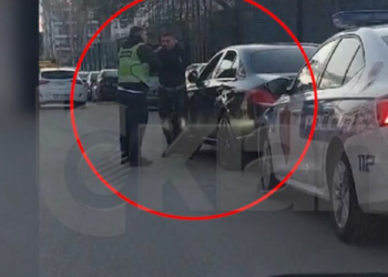 VIDEO / Sherr me punonjësin e policisë në rrugë, arrestohet 31-vjeçari në Tiranë