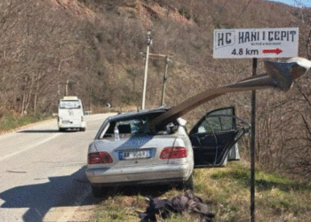 Aksident i frikshëm në Librazhd, makina del nga rruga dhe përplaset me trafikndarësen! Mbrojtësja metalike futet mes për mes mjetit