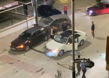 6 automjete përfshihen në aksident në Fier, nuk ka të lënduar! Policia në vendngjarje