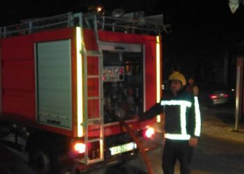 Zjarr në parkingun e një pallati në Tiranë, zjarrfikësit në luftë me flakët! Nis evakuimi i banorëve