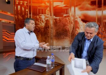 Vëllai i vogël e akuzon për vjedhje, Ferjati i tund dokumentet para fytyrës: Të të vijë zor!