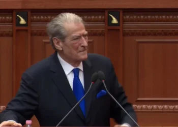 “Vinit me çanta dhe këpucë të shtrenjta në Kuvend”, Berisha- socialistëve: Në mbledhjen e grupit duhet të vendosnit…