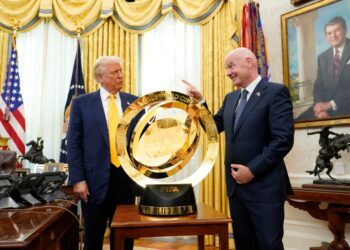 Infantino i dorëzon Trumpit trofeun e Botërorit për Klube: Do të jetë ngjarje e madhe