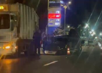 Tentoi të parakalonte, makina përplaset me kamionin e plehrave në Elbasan