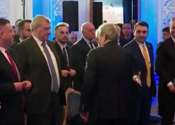 Belind Këlliçi i zgjat dorën, Berisha “ia lë thatë”, VIDEOJA që po bën xhiron e rrjetit