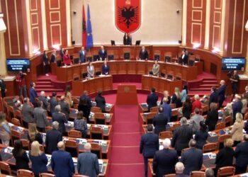 Ndarja nga jeta e Andis Harasanit, Kuvendi i Shqipërisë mban një minutë heshtje