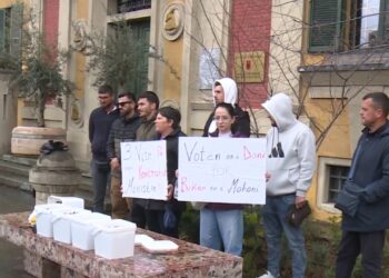 Fermerët e Sarandës protestë para ministrisë së Bujqësisë: Midhja rrezikon të zhduket