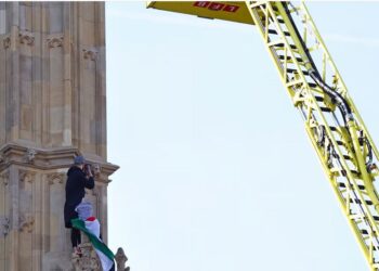 I riu alarmon policinë në Londër, ngjitet në kullën e Big Ben duke mbajtur një flamur palestinez në duar
