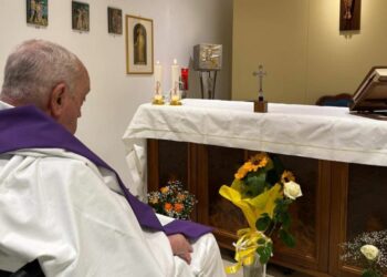 Vatikani publikon foton e parë të Papa Françeskut nga spitali duke kremtuar meshën e të dielës