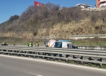 Aksident i rëndë në Durrës/ Ambulanca përmbyset në mes të rrugës, plagosen pacientja dhe infermierja