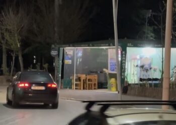 Plagosje me thikë në Pogradec, përfundon në spital një person, shpallet në kërkim autori