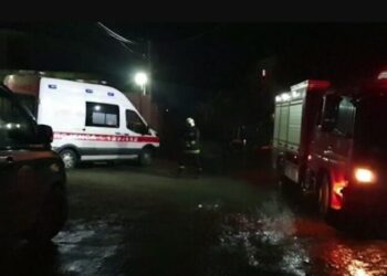 Aksident në Berat/ Automjeti del nga rruga dhe përfundon në kanal,  drejtuesi nxirret nga forcat zjarrëfikëse