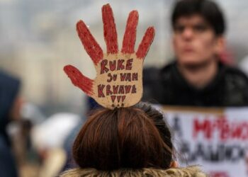 Protesta e 15 Marsit në Beograd: Studentët kërkojnë paqe, autoritetet paralajmërojnë dhunë
