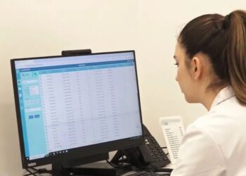 37 mijë shqiptarë drejt SHBA në 9 vite! Ekspertët: Bizneset duhet të ndryshojnë trajtimin ndaj punonjësve