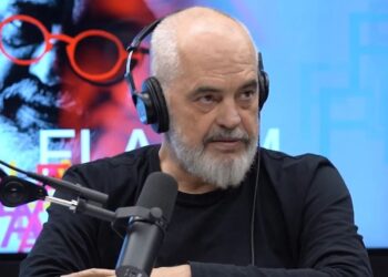 “Tre petale nga trëndafili socialist”/ Rama në “Flasim”: Politika ia vlen përtej masakrës që i bëhet!