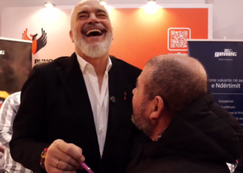 VIDEO/ “Marr 100 euro dita, nuk paguaj taksa në Greqi”, Rama shkrihet së qeshuri me emigrantin