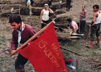 “Vetëm të çmendurit, diplomatët dhe gazetarët, shkojnë në Shqipërinë e Enver Hoxhës”/ Aventura e reporterit turk në 1980-ën