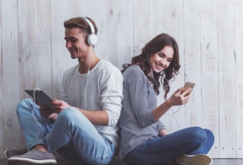 Kufjet “shurdhojnë” rininë/ Mjekët: Muzika e lartë, shkak për humbjen e dëgjimit