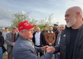 “Hajde pak ti me atë kapelën se më mbyte fare! Ku e ke gjetur?”/ Rama batuta me banorin në Lezhë