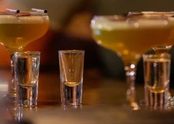 Tronditet Belgjika, menaxherët e bareve drogonin vajzat me shotsa dhe i përdhunonin