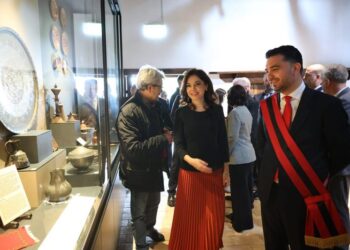 Spiropali i “rrëmben” Berishës kryebashkiakun e Kavajës, shfaqen bashkë në Muzeun Etnologjik