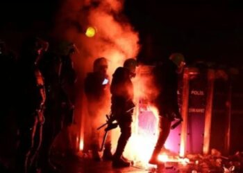 Imamoglu lihet në burg, ndizet Stambolli! Prokuroria ndal protestat deri më 27 mars, demonstruesit përplasen me policinë