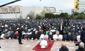 Kremtohet Fitër Bajrami, mijëra besimtarë u falën në ‘Sheshin Skënderbej’! Kreu i KMSH: Qoftë burim dashurie dhe uniteti!