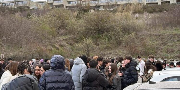 Terremoto a Potenza, scuole e uffici evacuati. Studenti e lavoratori in strada