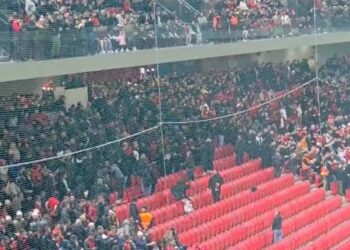 Bojkotuan takimin dhe u rikthyen pas 15 minutash, çfarë ndodhi me Tifozët Kuqezi në stadium (VIDEO)