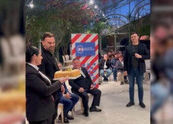 Basha “surprizon” kandidatin për deputet në Lezhë, i sjell tortën e ditëlindjes gjatë prezantimit