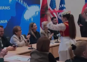 Fushata opozitare, Berisha i sjell kërcimtare folklorike Doris Pack (VIDEO)