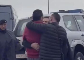 VIDEO/ Me duart në kokë dhe duke qarë, bashkëshorti i gruas që u vra në Vushtri mbërrin në vendngjarje! Familjarët: Shkak i krimit…