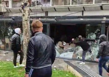 Tragjedia me 59 të vdekur në Maqedoninë e Veriut, qytetarët shkatërrojnë lokalin e pronarit të diskos