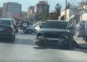 Aksident në aksin Fier-Patos, “Benz-i” dhe “Volkswagen” përplasen “kokë më kokë”