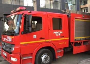 Zjarr në parkingun e një pallati në Tiranë, zjarrfikësit në luftë me flakët! Nis evakuimi i banorëve