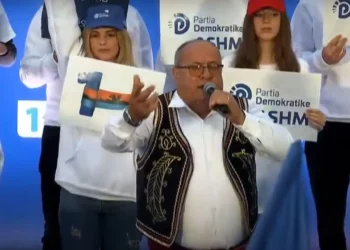 VIDEO / “Shkrepi dielli e drita, se ç’na vjen LaCivita”/ Në Kuçovë i thurin këngë Sali Berishës