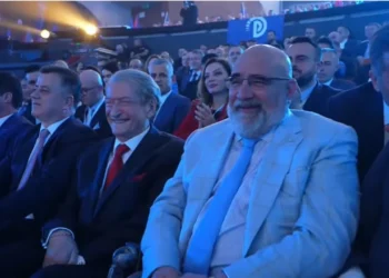 PD prezanton sot programin, Berisha dhe LaCivita nuk e mbajnë dot të qeshurën, çfarë ndodhi në Kuvendi Kombëtar?